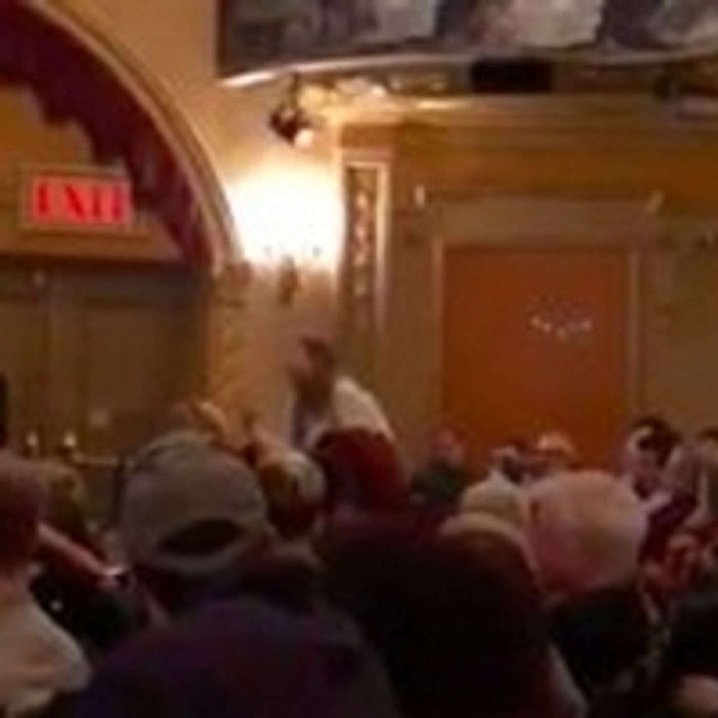 Wake Up With BWW 12/3: The Clintons Visit OKLAHOMA!, and More!  Image