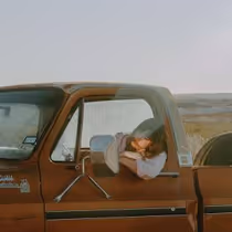 Jess Williamson Releases New Single HIGH HEELS AND BLUE JEANS