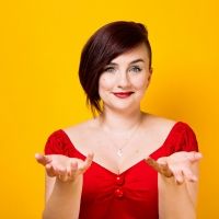 Laura Lexx Resumes Debut UK Tour KNEE JERK