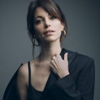 Interview: TV Star Courtney Henggeler Reflects on Her NYC Stage Debut in CAT ON A…