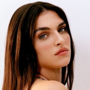 Mae Muller Shares Debut Album 'Sorry I'm Late'