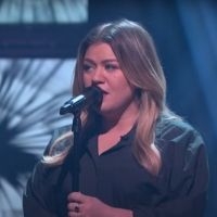 VIDEO: Kelly Clarkson Covers 'Hold On, We're Going Home' Video