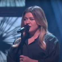 VIDEO: Kelly Clarkson Covers 'Hold On, We're Going Home'