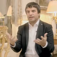 TV: ¿Cuál es la canción favorita de Manu Guix en CANTANDO BAJO LA LLUVIA?