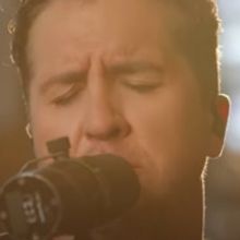 VIDEO: Luke Bryan Performs 'Build Me a Daddy' on THE TONIGHT SHOW