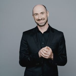 Philharmonia Baroque Orchestra Names Peter Whelan as New  Music Director