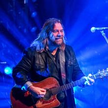 Alan Doyle Releases Live Video and Resumes 2024 North American Tour