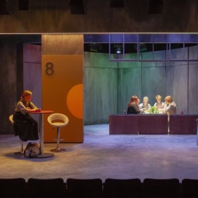 Arvio: Q-teatterin Pulu huoneessa on surkuhupaisa esitys kaksoiskansalaisuudesta
