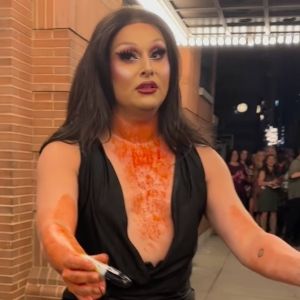 Video: DRAG THE MUSICAL's Jan Sport Honors Nicole Scherzinger's Bloody Stage Door…