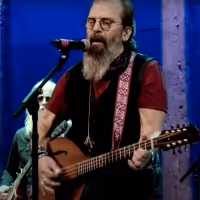 VIDEO: Steve Earle & The Dukes Perform 'Harlem River Blues' on JIMMY KIMMEL LIVE! Video