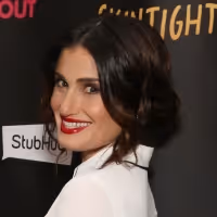 Photos: Idina Menzel Attends a Performance of WICKED and Poses With the Cast