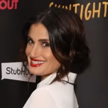 Photos: Idina Menzel Attends a Performance of WICKED and Poses With the Cast