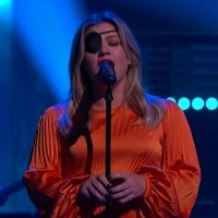 VIDEO: Kelly Clarkson Covers 'The Scientist' Video