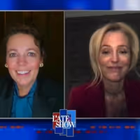 VIDEO: Olivia Colman & Gillian Anderson Talk Specific Accents for THE CROWN on THE… Video