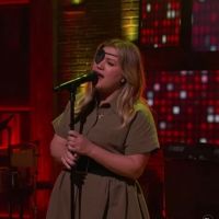 VIDEO: Kelly Clarkson Covers 'Bulletproof' Video