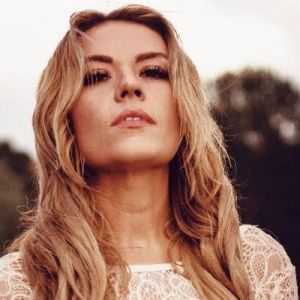 Video: Amanda Stewart Releases 'Barn Crazy' with Official Music Video