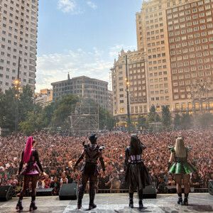 SIX inunda de ritmo la Plaza de España en las Fiestas de la Hispanidad