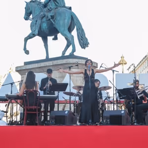 PHOTOS: La Puerta del Sol se llena de la gran celebración del estreno de CABARET