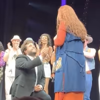 VIDEO: PRETTY WOMAN Cast Member Kimberly Blake Gets Proposed to On Stage