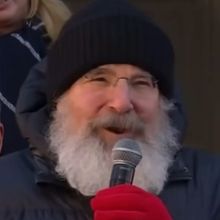 Video: Mandy Patinkin Leads 'Somewhere Over the Rainbow' at Mamdani's Inauguration