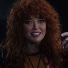 Video: Natasha Lyonne and Simon Rex Star in Sneak Peek Clip From POKER FACE