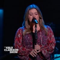 VIDEO: Kelly Clarkson Covers 'The Keeper of the Stars'