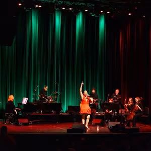 Review: Jessica Vosk Brings Music and Mirth to Berklee Performance Center With SLEIGH