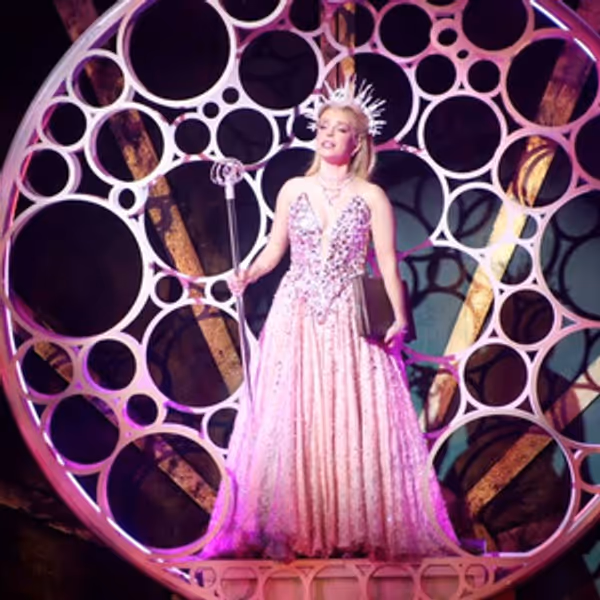 Video: WICKED Brazil Stars Perform ‘Sem Perdão à Bruxa’ (No One Mourns the Wicked' - Brazil Theater Video