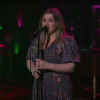 VIDEO: Kelly Clarkson Covers 'Poker Face' Video