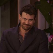 Theo James Talks THE GENTLEMEN Season 2, Folk Singer Past