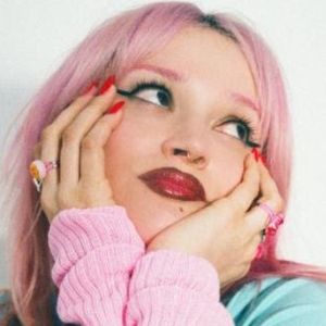 Lolo Zouaï Drops New Single 'VVVIP'