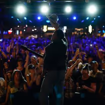 Garth Brooks Revives YUKON JACK Alias for Surprise Denver Pop-Up Show