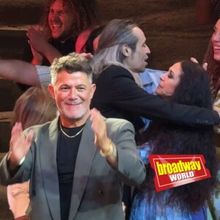 Alejandro Sanz arropa a la compañía en el estreno oficial de EL ALMA AL AIRE en…