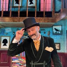 Photo: First Look at Hugh Dennis Guest Starring in BLEAK EXPECTATIONS