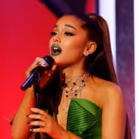 Wake Up With BWW 2/21: Ariana Grande Visits WICKED on Broadway, and More!