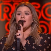 VIDEO: Kelly Clarkson Covers 'A Broken Wing'