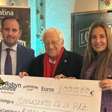 LOS CHICOS DEL CORO entregan un donativo a Mensajeros de la Paz