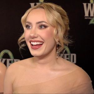Video: The Current Cast of WICKED Lights Up the Green Carpet for the 20th…
