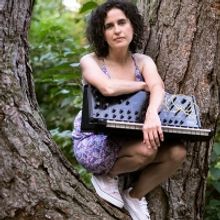 Michelle Rasky Debuts Genre-Bending Breakout In Groovy “Dancing On My Own'