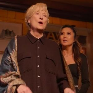 Video: Meryl Streep & Ashley Park Sing an ONLY MURDERS IN THE BUILDING Song By Sara…