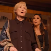 Video: Meryl Streep & Ashley Park Sing an ONLY MURDERS IN THE BUILDING Song By Sara… Video