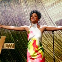 Video: Renée Elise Goldsberry Talks HAMILTON Reunion and Performs 'Satisfied' on THE… Video