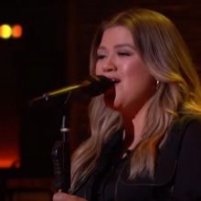 VIDEO: Kelly Clarkson Covers 'Burning Love'