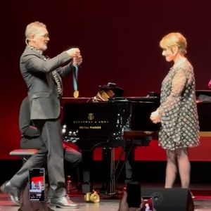 Antonio Banderas entrega el Premio LUX DUCTOR a Patti LuPone en una noche histórica