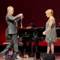Antonio Banderas entrega el Premio LUX DUCTOR a Patti LuPone en una noche histórica