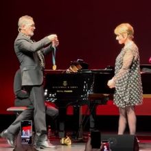 Antonio Banderas entrega el Premio LUX DUCTOR a Patti LuPone en una noche histórica