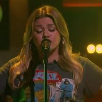 VIDEO: Kelly Clarkson Covers 'Don't Take The Money' Video