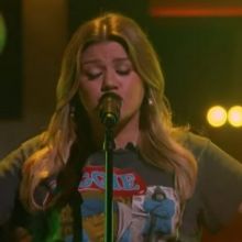 VIDEO: Kelly Clarkson Covers 'Don't Take The Money'