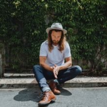 Jesse Roper Premieres New Single 'Does Anybody Know'