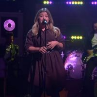 VIDEO: Kelly Clarkson Covers 'Borderline'